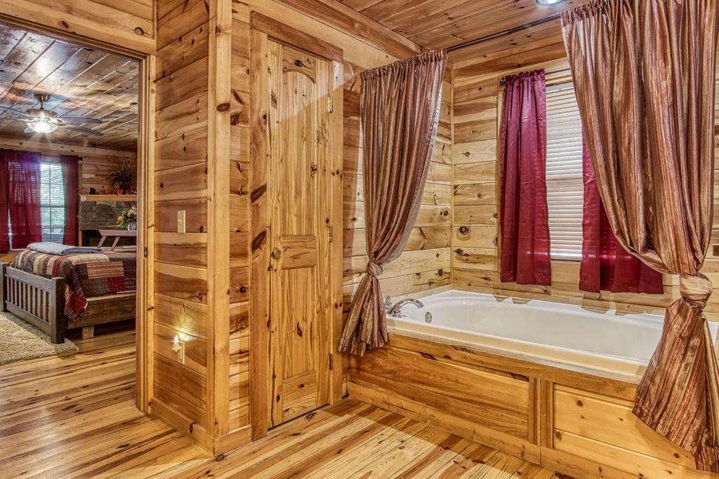 Always Kiss Me Goodnight- Hot Tub, You Get 1089 Of Free Area Attraction Tickets For Each Paid Day! بيدجن فورج المظهر الخارجي الصورة