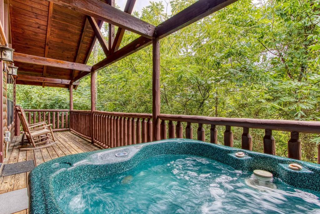 Always Kiss Me Goodnight- Hot Tub, You Get 1089 Of Free Area Attraction Tickets For Each Paid Day! بيدجن فورج المظهر الخارجي الصورة